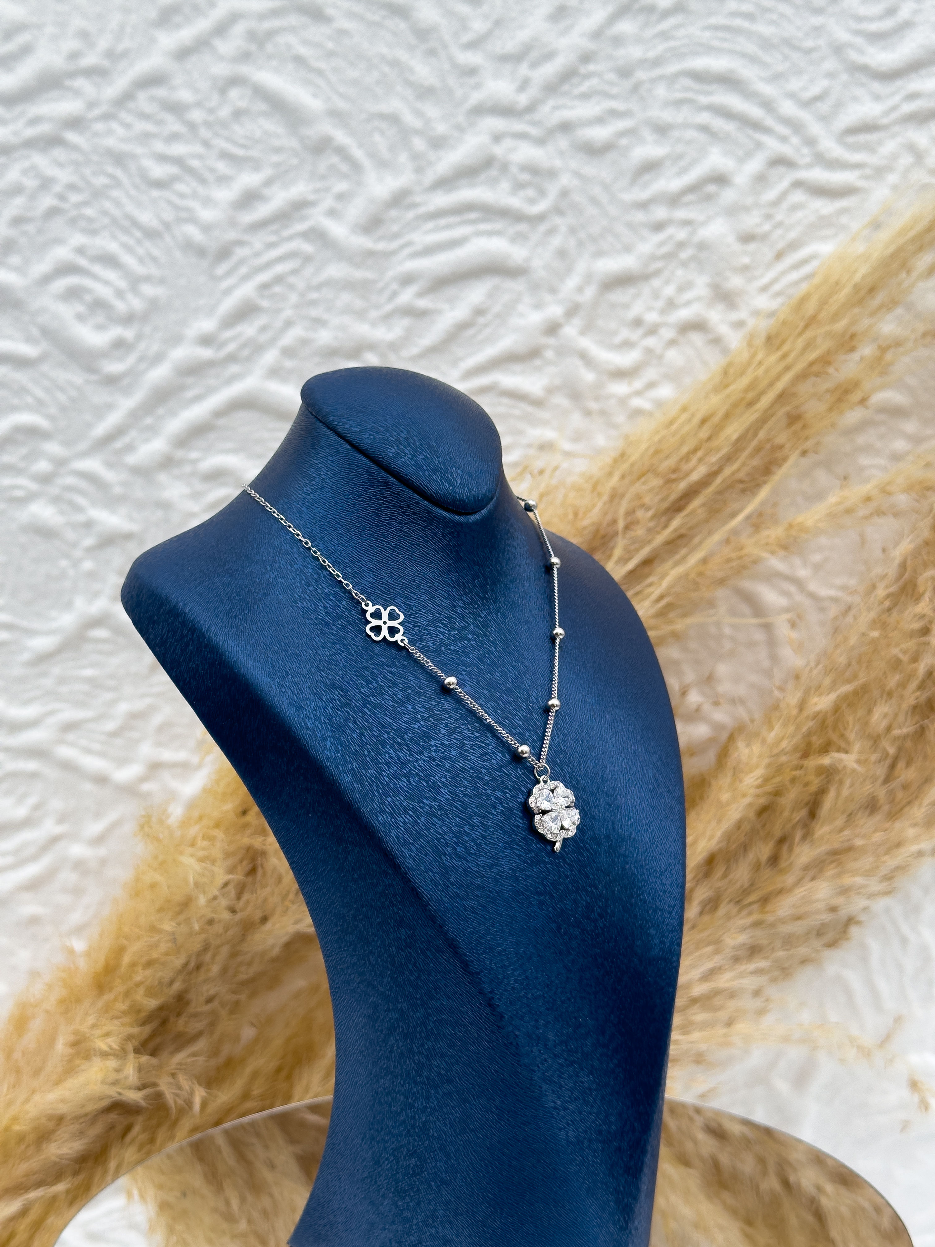 925 Ayar Gümüş Yonca Figürlü Taşlı Kadın Kolye – Şans ve Zarafet